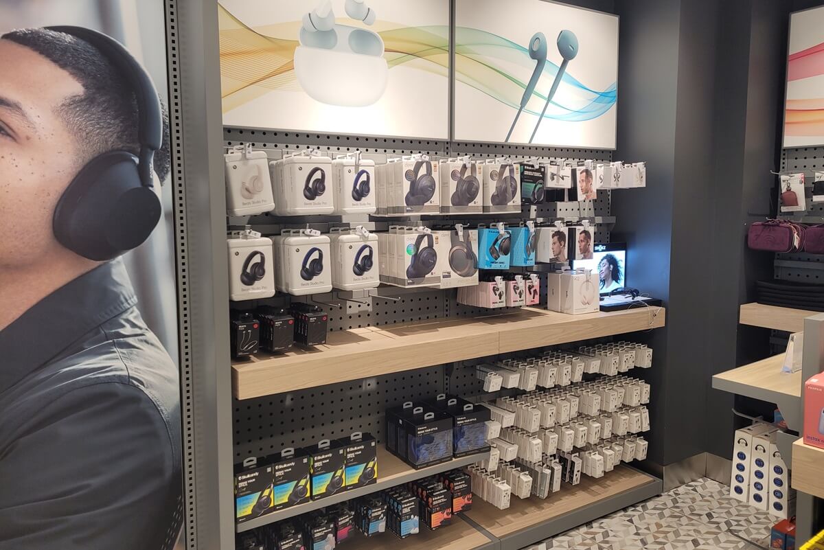 iStore OKC Airport electronics display featuring installation done by Nationwide Fixture Installations